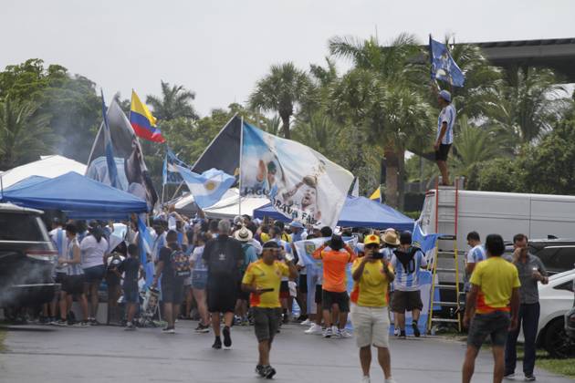 Argentina v Colombia - CONMEBOL Copa America USA 2024: Fina A general view of the outskirts of the Hard Rock Stadium in Miami, Florida, on July 14, 2024. Hundreds of fans are on the street before the final match between Argentina and Colombia. Argentina and Colombia are playing the CONMEBOL Copa America 2024(TM) Final. The two best teams in the tournament are facing each other this Sunday, July 14, for the title in a historic match at Miami Gardens Hard Rock Stadium. Teams are taking to the field in the Grand Final of the 48th edition starting at 8 pm (local time). MIAMI United States Copyright: xDeccioxSerranox originalFilename:serrano-notitle240714_np7SZ