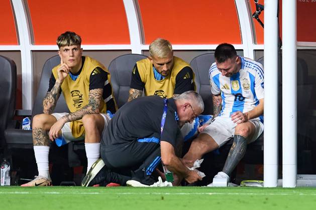 Bilder des Jahres 2024, Sport 07 Juli Sport Themen der Woche KW28 Sport Bilder des Tages RECORD DATE NOT STATED Copa America USA 2024 Argentina vs Colombia - Final Lionel Messi leaves the pitch after picking up an injury receives medical Assistant during Final match between Argentina and Colombia as part of CONMEBOL Copa America USA 2024 at Hard Rock Stadium on July 14, 2024 in Miami Gardens, Florida, United States. MIAMI GARDENS FLORIDA UNITED STATES  Copyright: xJosexLuisxMelgarejox 20240714220923_CA_2024_F_ARG_COL_MESSI340