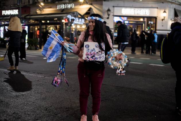 Argentina v Colombia - CONMEBOL Copa America USA 2024: Final A street vendor is offering her products to people during the celebrations, Argentina v Colombia - CONMEBOL Copa America USA 2024: Final, on july 14, 2024. Ciudad Autonoma de Buenos Aires Argentina Copyright: xNicolasxSuarezx originalFilename:suarez-notitle240714_npo6i