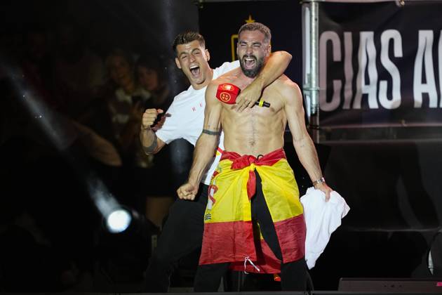 Bilder des Jahres 2024, Sport 07 Juli Sport Themen der Woche KW 29 Sport Bilder des Tages July 16, 2024, Madrid, Madrid, SPAIN: Dani Carvajal and Alvaro Morata during the celebration of Spain Team at Cibeles Palace of Madrid after winning the Eurocup 2024 against Englad on July 15, 2024 in Madrid, Spain. Madrid SPAIN - ZUMAa181 20240716_zaa_a181_002 Copyright: xOscarxJ.xBarrosox
