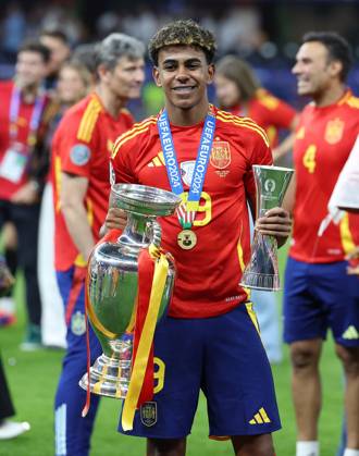 Berlin, Germany, 14th July 2024. Lamine Yamal of Spain with the trophy during the UEFA European Championships final match at Olympiastadion, Berlin. Picture: Paul Terry Sportimage EDITORIAL USE ONLY. No use with unauthorised audio, video, data, fixture lists, club league logos or live services. Online in-match use limited to 120 images, no video emulation. No use in betting, games or single club league player publications. SPI-3227-0384