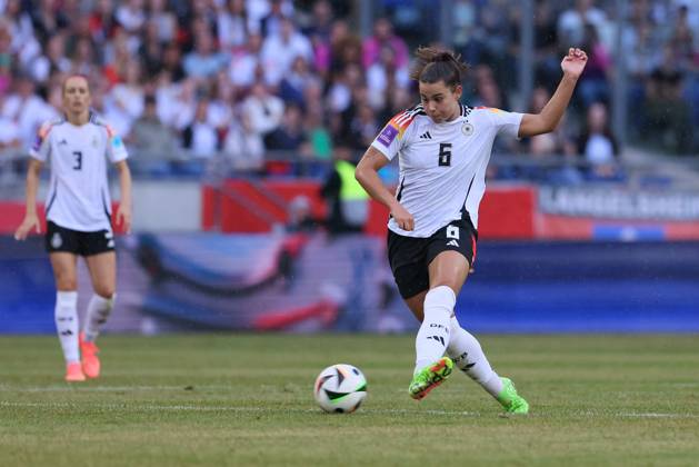v.li.: Lena Oberdorf (Deutschland, DFB, 6) am Ball, Einzelbild, Ganzkörper, Aktion, Action, Spielszene, 16.07.2024, Hannover (Deutschland), Fussball, EM-Qualifikation Frauen, Deutschland - Österreich