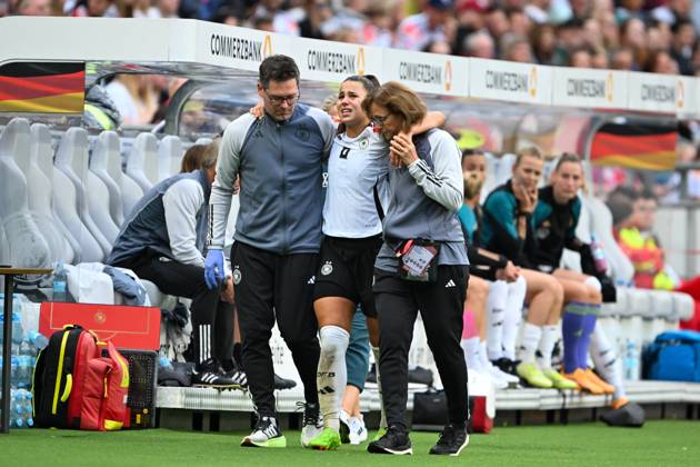 Bilder des Jahres 2024, Sport 07 Juli Bilder des Jahres 2024, Sport 07 Juli Sport Themen der Woche KW 29 Sport Bilder des Tages Fussball, Frauen, EM-Qualifikation, Deutschland - Oesterreich am 16.07.2024 in der Heinz von Heiden Arena in Hannover Lena Sophie Oberdorf (Deutschland) muss verletzt vom Platz.