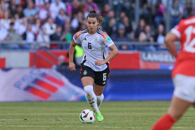 v.li.: Lena Oberdorf (Deutschland, DFB, 6) am Ball, Einzelbild, Ganzkörper, Aktion, Action, Spielszene, 16.07.2024, Hannover (Deutschland), Fussball, EM-Qualifikation Frauen, Deutschland - Österreich