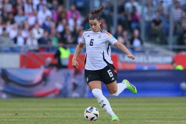 v.li.: Lena Oberdorf (Deutschland, DFB, 6) am Ball, Freisteller, Einzelbild, Ganzkörper, Aktion, Action, Spielszene, 16.07.2024, Hannover (Deutschland), Fussball, EM-Qualifikation Frauen, Deutschland - Österreich