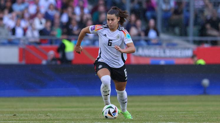 v.li.: Lena Oberdorf (Deutschland, DFB, 6) am Ball, Freisteller, Einzelbild, Ganzkörper, Aktion, Action, Spielszene, 16.07.2024, Hannover (Deutschland), Fussball, EM-Qualifikation Frauen, Deutschland - Österreich