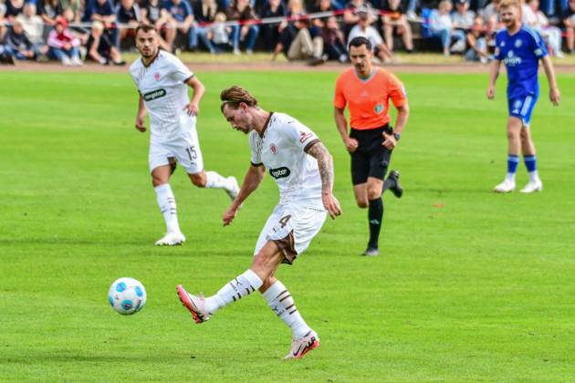 Connor Metcalfe ( Pauli ) am Ball Deutschland , Malente , Uwe Seeler Fussball Park , Fussball , Test , Bundesliga , Regionalliga , FC St Pauli - Bremer SV