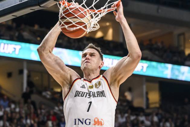 GER, Berlin, DBB, Basketball, Deutschland vs Japan, Basketball, Uber Arena, 19.07.2024, Laenderspiel, Internationale Freundschaftsspiel - Maenner, Johannes Voigtmann (D), setzt sich durch, Korb, Copyright: HMBxMedia UwexKoch