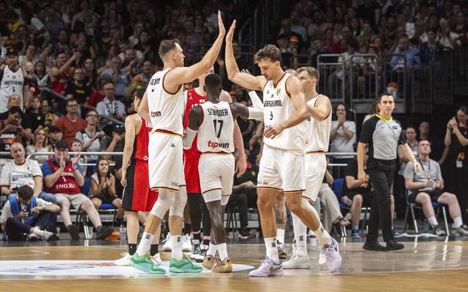 19.07.2024, Basketball, Herren, Länderspiel, Freundschaftsspiel, Deutschland - Japan Johannes Voigtmann (Deutschland, li, vorne) und Franz Wagner (Deutschland, re., vorne) klatschen ab. Berlin Uber Arena Berlin Deutschland