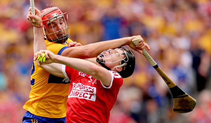 Bilder des Jahres 2024, Sport 07 Juli Sport Themen der Woche KW 29 Sport Bilder des Tages GAA Senior All-Ireland Hurling Championship Final, Croke Park, Dublin 21 7 2024 Cork vs Clare Clare™s Peter Duggan and Eoin Downey of Cork Peter Duggan and Eoin Downey 21 7 2024  Copyright: x INPHO JamesxCrombiex JRH29891