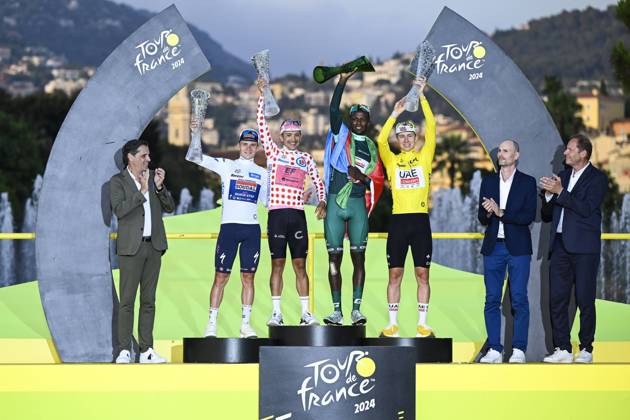 Bilder des Jahres 2024, Sport 07 Juli Sport Themen der Woche KW 29 Sport Bilder des Tages Belgian Remco Evenepoel of Soudal Quick-Step, Ecuadorian Richard Carapaz of EF Education-EasyPost , Eritrean Biniam Girmay Hailu of Intermarche-Wanty and Slovenian Tadej Pogacar of UAE Team Emirates pictured on the podium after stage 21, the final stage of the 2024 Tour de France cycling race, an individual time trial from Monaco to Nice, France (33,7 km) on Sunday 21 July 2024. The 111th edition of the Tour de France starts on Saturday 29 June and will finish in Nice, France on 21 July. TOM GOYVAERTS TomxGoyvaerts  x96854110x