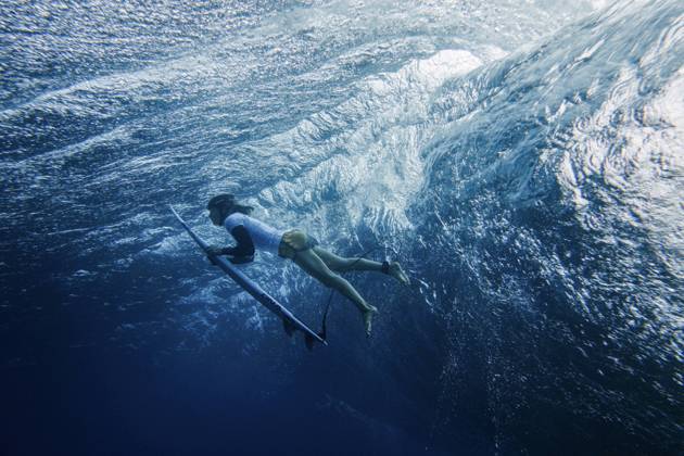Bilder des Jahres 2024, Sport 07 Juli Sport Themen der Woche KW30 Sport Bilder des Tages (240722) -- TAHITI, July 22, 2024 -- Australian surfer Molly Picklum takes part in a surfing training session ahead of the Paris 2024 Olympic Games, Olympische Spiele, Olympia, OS in Teahupo o, Tahiti, French Polynesian, on July 21, 2024. (Photo by POOL Xinhua) (PARIS2024)FRENCH POLYNESIA-TAHITI-SUFRING-TRAINING BENxTHOUARD