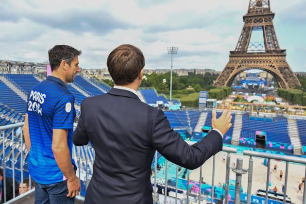 Bilder des Jahres 2024, Sport 07 Juli Sport Themen der Woche KW30 Sport Bilder des Tages Paris 2024 - Macron Visits Beach volleyball, Beachvolleyball Venue French President Emmanuel Macron and Tony Estanguet visit the Paris 2024 Olympics Beach Volleyball venue on July 24, 2024 in Paris, France. Photo by Laurent Zabulon ABACAPRESS.COM Paris France  Copyright: xZabulonxLaurent ABACAx
