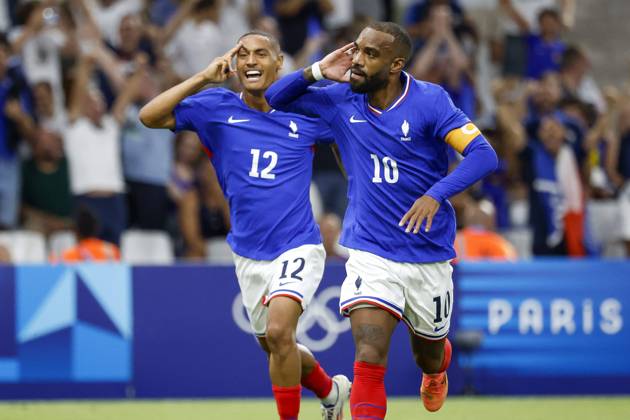 Bilder des Jahres 2024, Sport 07 Juli Sport Themen der Woche KW30 Sport Bilder des Tages Football JO match France - Etats-Unis USA PHOTOPQR LA PROVENCE SPEICH Frederic ; Marseille ; 24 07 2024 ; Jeux Olympiques Paris 2024 Tournoi de football olympique Match France - Etats-Unis au Stade Velodrome de Marseille JOIE BUT Alexandre LACAZETTE Enzo MILLOT - The Paris 2024 Summer Olympic Games, Olympische Spiele, Olympia, OS (Jul 26-Aug 11, 2024).
