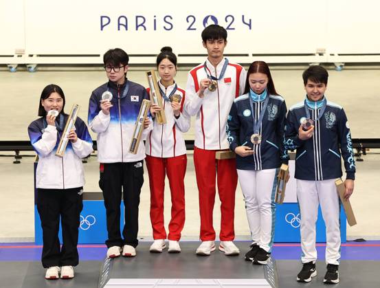 (240727) -- CHATEAUROUX, July 27, 2024 -- Silver medalists Keum Jihyeon Park Hajun of South Korea, gold medalists Huang Yuting Sheng Lihao of China and bronze medalists Alexandra Le Islam Satpayev of Kazakhstan (L to R) pose for photos during the awarding ceremony after the 10m air rifle mixed team gold medal match of shooting at the Paris 2024 Olympic Games, Olympische Spiele, Olympia, OS in Chateauroux, France, on July 27, 2024. Zhang Fan) (PARIS2024)FRANCE-CHATEAUROUX-SHOOTING-10M AIR RIFLE MIXED TEAM-AWARDING CEREMONY zhangfan 