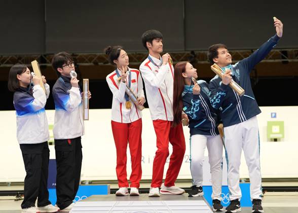 (240727) -- CHATEAUROUX, July 27, 2024 -- Keum Jihyeon Park Hajun of South Korea, Huang Yuting Sheng Lihao of China and Alexandra Le Islam Satpayev of Kazakhstan (L to R) take selfies during the awarding ceremony after the 10m air rifle mixed team gold medal match of shooting at the Paris 2024 Olympic Games, Olympische Spiele, Olympia, OS in Chateauroux, France, on July 27, 2024. Ju Huanzong) (PARIS2024)FRANCE-CHATEAUROUX-SHOOTING-10M AIR RIFLE MIXED TEAM-AWARDING CEREMONY juhuanzong 