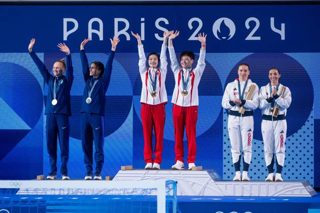BACON Sarah, COOK Kassidy (USA), CHANG Yani, CHEN Yiwen (Volksrepublik China), HARPER Yasmin, MEW JENSEN Scarlett (Großbritannien) jubeln bei der Siegerehrung auf dem Podium, FRA, Olympische Spiele Paris 2024, Turmspringen, 3 Meter Synchronspringen Damen, Finale, 27.07.2024 FRA, Olympische Spiele Paris 2024, Turmspringen, 3 Meter Synchronspringen Damen, Finale, 27.07.2024 Paris Copyright: xEibner-Pressefoto Memmlerx EP_MMR