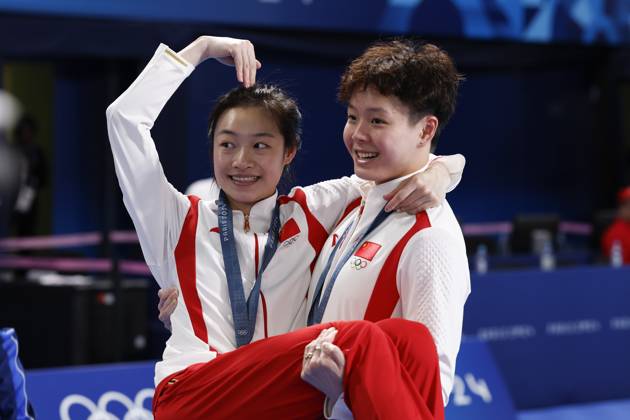 China s divers Yani Chan (L) and Yiwen Chen celebrate after winning the gold medal in the Women s synchronised 3M springboard at the Paris 2024 Olympic Games, Olympische Spiele, Olympia, OS in Paris, France, 27 July 2024. Diving - Women s synchronised 3M springboard !ACHTUNG: NUR REDAKTIONELLE NUTZUNG!  Copyright: xMiguelxTonax EVE6034 20240727-55014256530_1