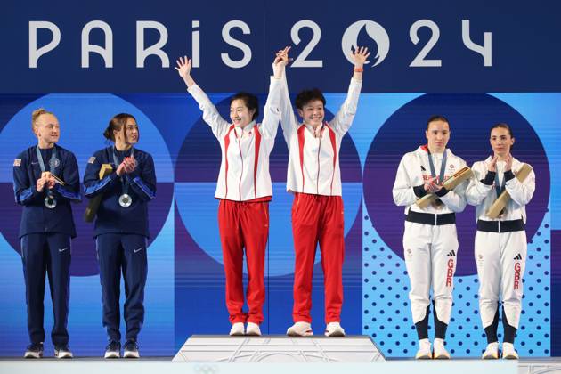 SAINT-DENIS, FRANCE - JULY 27: (L-R) Silver medallists Sarah Bacon and Kassidy Cook of Team United States, gold medalists Chang Yani and Chen Yiwen of Team China, bronze medallists Yasmin Harper and Scarlett Mew Jensen of Team Britain attend the awarding ceremony after the Women s Synchronised 3m Springboard Final of Diving on Day 1 of the Paris 2024 Olympic Games, Olympische Spiele, Olympia, OS at the Aquatics Centre on July 27, 2024 in Saint-Denis, France.  Copyright: xVCGx 111509254015