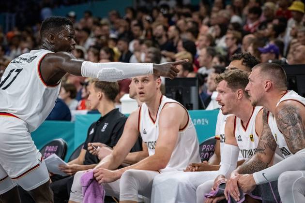 Olympische Spiele Paris 2024 Basketball Lille 27.07.2024 Vorrunde Deutschland (GER) - Japan (JPN) Dennis Schröder Schroeder (Deutschland, No.17) Schröder Schroder Johannes Voigtmann (Deutschland, No.07) Andreas Obst (Deutschland, No.42) Daniel Theis (Deutschland, No.10)