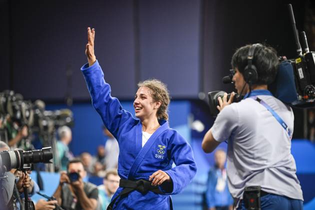 PARIS , FRANKRIKE 20240727 Sveriges Tara Babulfath jublar efter att ha besegrat Abiba Abuzjakynova fran Kazakstan i damernas bronsmatch i judo (-48 kg) i Champ-de-Mars Arena under sommar-OS-i Paris.