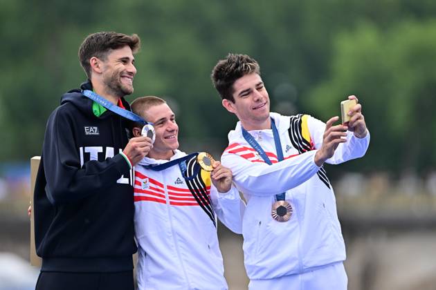 Remco EVENEPOEL, Filippo GANNA , Wout VAN AERT Siegerehrung ITT Olympia 2024 Paris Remco EVENEPOEL, Filippo GANNA , Wout VAN AERT Siegerehrung Radsport, Strassenrennen, Einzelzeitfahren Männer ITT 32,4 Kilometer, Men Individual Time Trial Olympia 27.07.2024 Paris