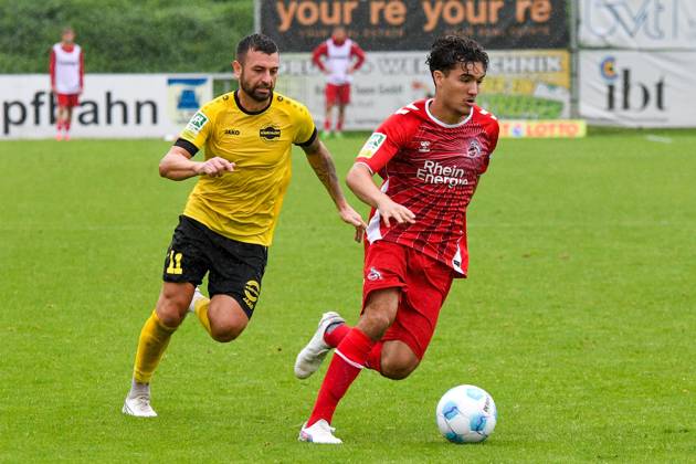 v.li.: Arda Süne (FC Köln II, 10) rechts, am Ball, Aktion, Action, Spielszene, 27.07.2024, Jülich (Deutschland), Fussball, Regionalloga West, FC Eintracht Hohkeppel - 1. FC Köln II