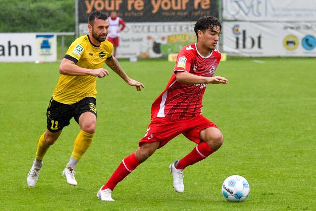 v.li.: Arda Süne (FC Köln II, 10) rechts, am Ball, Aktion, Action, Spielszene, 27.07.2024, Jülich (Deutschland), Fussball, Regionalloga West, FC Eintracht Hohkeppel - 1. FC Köln II