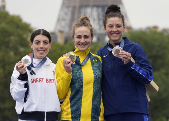 Gold medalist Grace Brown of Australia (C), silver medalist Anna Henderson of Great Britain (L) and bronze medalist Chloe Dygert of the U.S. pose with their medals after the Women s Road cycling, Rad, Radsport, Strasse Individual Time trial competition at the Paris 2024 Olympic Games, Olympische Spiele, Olympia, OS in Paris, France, on Saturday, July 27, 2024. OLY202407271541 PAULxHANNA