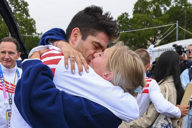 Paris 2024 Olympic Games, Olympische Spiele, Olympia, OS - 27 07 2024 PARIS, FRANCE - JULY 27 : Van Aert Wout (BEL) Cycling - Road - Individual Time Trial (Male) celebrating with his girlfriend Sarah De Bie during the XXXIII Paris 2024 Summer Olympic Games on July 27, 2024 in Paris, France, 27 07 2024 Paris France  Copyright: xVincentxKalutx
