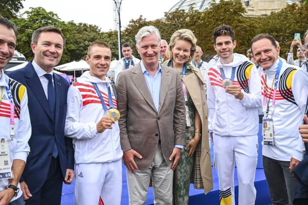 Paris 2024 Olympic Games, Olympische Spiele, Olympia, OS - 27 07 2024 PARIS, FRANCE - JULY 27 : Evenepoel Remco (BEL) Cycling - Road - Individual Time Trial (Male), Van Aert Wout (BEL) Cycling - Road - Individual Time Trial (Male) celebrating their medals with King Philippe of Belgium, Queen Mathilde of Belgium, Saive Jean-Michel NOC President of Team Belgium, Van Branteghem Cedric CEO of Team Belgium during the XXXIII Paris 2024 Summer Olympic Games on July 27, 2024 in Paris, France, 27 07 2024 Paris France Copyright: xVincentxKalutx