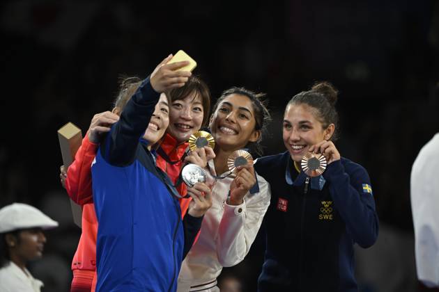 PARIS , FRANKRIKE 20240727 Fr v Baasankhuu Bavuudorj , Mongoliet, Natsumi Tsunoda , Japan, Shirine Boukli, Frankrike och Tara Babulfath, Sverige, som tog brons i judo i 48-kilosklassen under medaljceremonin i Champ-de-Mars Arena under sommar-OS-i Paris.