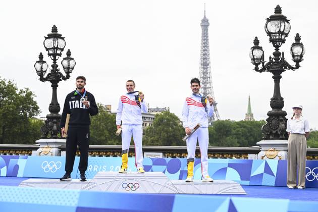 Paris 2024 Olympic Games, Olympische Spiele, Olympia, OS - 27 07 2024 PARIS, FRANCE - JULY 27 : Evenepoel Remco (BEL) Cycling - Road - Individual Time Trial (Male), Van Aert Wout (BEL) Cycling - Road - Individual Time Trial (Male), Ganna Filippo (ITA) on the podium during the XXXIII Paris 2024 Summer Olympic Games on July 27, 2024 in Paris, France, 27 07 2024 Paris France  Copyright: xVincentxKalutx