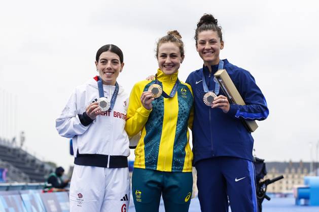 July 27, 2024, Paris, Paris, FRANCE: Silver medallist Anna Henderson (GBR), gold medallist Grace Brown (AUS) and bronze medallist Chloe Dygert (USA) pose with their medals during the Men s Individual Time Trial on day one of the Olympic Games, Olympische Spiele, Olympia, OS Paris 2024 at Pont Alexandre III during the Paris 2024 Olympics Games on july 27, 2024, in Paris, Spain. Paris FRANCE - ZUMAa181 20240727_zaa_a181_410 Copyright: xManuxReinox