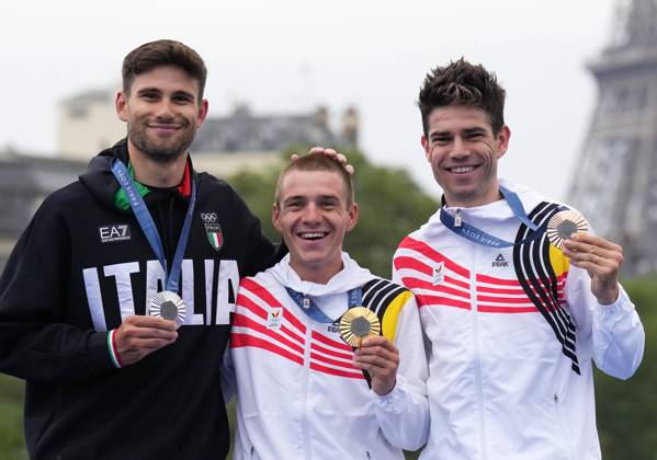 (240727) -- PARIS, July 27, 2024 -- Remco Evenepoel (C) and Wout Van Aert (R) of Belgium, along with Filippo Ganna of Italy, display their medals during an award ceremony of the cycling road men s individual time trial of the Paris 2024 Olympic Games, Olympische Spiele, Olympia, OS in Paris, France, July 27, 2024. Evenepoel finished the 32.4-kilometer course in 36 minutes and 12 seconds and won the gold medal. ) (PARIS2024) FRANCE-PARIS-CYCLING ROAD-MEN S INDIVIDUAL TIME TRIAL LixYibo