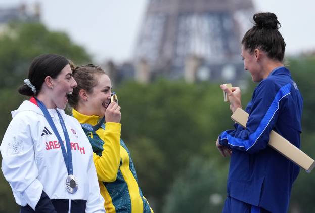 (240727) -- PARIS, July 27, 2024 -- Silver medalist Anna Henderson (L) of Britain, gold medalist Grace Brown (C) of Australia and bronze medalist Chloe Dygert of the United States attend the medal ceremony for Women s Individual Time Trial of Cycling Road at the Paris 2024 Olympic Games, Olympische Spiele, Olympia, OS in Paris, France, on July 27, 2024. ) (PARIS2024)FRANCE-PARIS-OLY-CYCLING ROAD LixYibo 