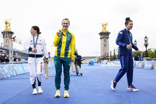 July 27, 2024, Paris, Paris, FRANCE: Silver medallist Anna Henderson (GBR), gold medallist Grace Brown (AUS) and bronze medallist Chloe Dygert (USA) with their medals during the Men s Individual Time Trial on day one of the Olympic Games, Olympische Spiele, Olympia, OS Paris 2024 at Pont Alexandre III during the Paris 2024 Olympics Games on july 27, 2024, in Paris, Spain. Paris FRANCE - ZUMAa181 20240727_zaa_a181_409 Copyright: xManuxReinox