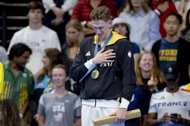 Lukas Maertens, GER bei der Siegerehrung FRA, Olympische Spiele Paris 2024, Schwimmen Finals Tag1, 27.07.2024 FRA, Olympische Spiele Paris 2024, Schwimmen Finals Tag1, 27.07.2024 Paris Copyright: xEibner-Pressefoto JoxKleindlx EP_JKL