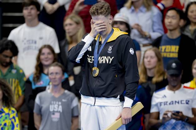 Lukas Maertens, GER bei der Siegerehrung FRA, Olympische Spiele Paris 2024, Schwimmen Finals Tag1, 27.07.2024 FRA, Olympische Spiele Paris 2024, Schwimmen Finals Tag1, 27.07.2024 Paris Copyright: xEibner-Pressefoto JoxKleindlx EP_JKL