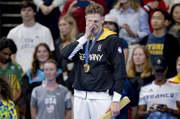 Bilder des Jahres 2024, Sport 07 Juli Sport Themen der Woche KW30 Sport Bilder des Tages Lukas Maertens, GER bei der Siegerehrung FRA, Olympische Spiele Paris 2024, Schwimmen Finals Tag1, 27.07.2024 FRA, Olympische Spiele Paris 2024, Schwimmen Finals Tag1, 27.07.2024 Paris Copyright: xEibner-Pressefoto JoxKleindlx EP_JKL