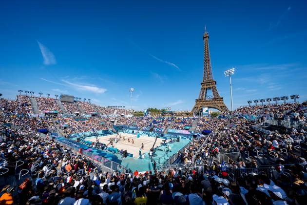 Bilder des Jahres 2024, Sport 07 Juli Sport Themen der Woche KW30 July 28, 2024, Paris, Ile de France, France: The Stade Tour Eiffel plays host to the Paris Olympics 2024 for the Preliminary Phase - Pool A Beach volleyball, Beachvolleyball in Paris, France. Paris France - ZUMAa161 20240728_oly_a161_004 Copyright: xWalterxArcex