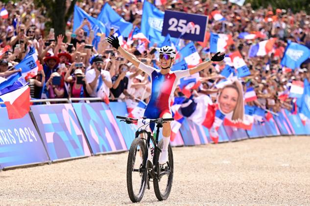 Bilder des Jahres 2024, Sport 07 Juli Sport Themen der Woche KW30 Sport Bilder des Tages French Pauline Ferrand Prevot celebrates as she crosses the finish line to win the women s cross-country cycling race of the Paris 2024 Olympic Games, Olympische Spiele, Olympia, OS at the Colline d Elancourt climb near Paris, France on Sunday 28 July 2024. The Games of the XXXIII Olympiad are taking place in Paris from 26 July to 11 August. The Belgian delegation counts 165 athletes competing in 21 sports. LAURIExDIEFFEMBACQ  x97237461x