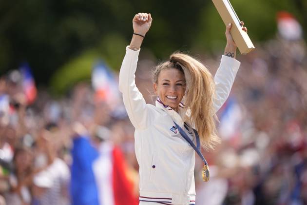 Bilder des Jahres 2024, Sport 07 Juli Sport Themen der Woche KW30 Sport Bilder des Tages Paris 2024 - VTT - Pauline Ferrand Prevot Wins Gold Pauline Ferrand Prevot of Team France celebrates winning a gold medal during the Women’s Cross-Country Cycling Mountain Bike Gold Medal race on day two of the Olympic Games, Olympische Spiele, Olympia, OS Paris 2024 at Elancourt Hill on July 28, 2024 in Elancourt, France. Elancourt France  Copyright: xGouhierxNicolas ABACAx