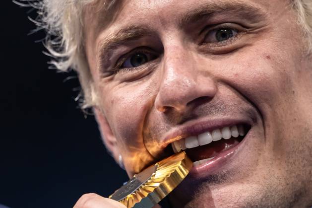 Bilder des Jahres 2024, Sport 07 Juli Sport Themen der Woche KW30 Sport Bilder des Tages 240728 Nicolo Martinenghi of Italy celebrates with his gold medal after the men™s 100 meters breaststroke swimming final during day 2 of the Paris 2024 Olympic Games, Olympische Spiele, Olympia, OS on July 28, 2024 in Paris. Photo: Maxim ThorÃ BILDBYRAN kod MT JM0585 bbeng simning swimming svomming olympic games olympics os ol olympiska spel olympiske leker paris 2024 paris-os paris-ol jubel Copyright: MAXIMxTHORE BB240728MT083