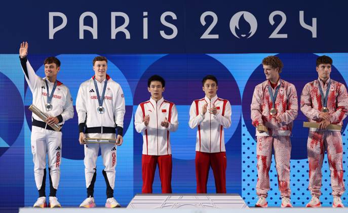 Tom Daley and Noah Williams of Great Britain celebrate with their silver medals after the Men s Diving Synchronised 10m Platform Final Paris 2024 Olympic Games, Olympische Spiele, Olympia, OS Day Two, Paris, France - 29 Jul 2024  Copyright: xRyanxBrowne Shutterstockx 14608953dy