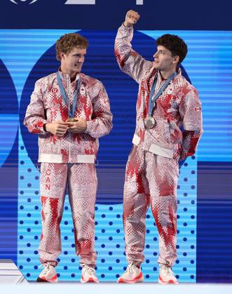 Rylan Wiens and Nathan Zsombor-Murray of Canada celebrate their bronze medal in the Men s Diving Synchronised 10m Platform Final Paris 2024 Olympic Games, Olympische Spiele, Olympia, OS Day Two, Paris, France - 29 Jul 2024  Copyright: xRyanxBrowne Shutterstockx 14608953du