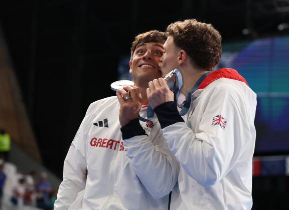 (240729) -- SAINT DENIS, July 29, 2024 -- Silver medalists Thomas Daley (L) Noah Williams of Britain celebrate during the victory ceremony after the men s synchronised 10m platform final of diving at the Paris 2024 Olympic Games, Olympische Spiele, Olympia, OS in Saint Denis, near Paris, France, on July 29, 2024. Li Ying) (PARIS2024)FRANCE-SAINT DENIS-OLY-DIVING liying 