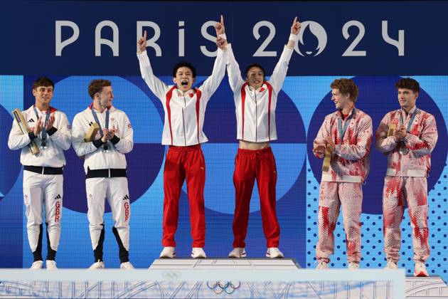 (240729) -- SAINT DENIS, July 29, 2024 -- (L to R) Silver medalists Thomas Daley Noah Williams of Britain, gold medalists Yang Hao Lian Junjie of China and bronze medalists Rylan Wiens Nathan Zsombor-Murray of Canada attend the victory ceremony after the men s synchronised 10m platform final of diving at the Paris 2024 Olympic Games, Olympische Spiele, Olympia, OS in Saint Denis, near Paris, France, on July 29, 2024. Li Ying) (PARIS2024)FRANCE-SAINT DENIS-OLY-DIVING liying