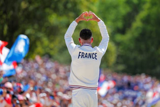 Paris 2024 Olympic Games, Olympische Spiele, Olympia, OS Picture by Alex Whitehead SWpix.com - 29 07 2024 - Paris 2024 Olympic Games - Cycling Mountain Bike (MTB) - Men s Cross-country - Elancourt Hill, Paris, France - Victor Koretzky (France) on the podium receiving the Olympic Silver Medal Copyright: x xSWpix.comx(t axPhotographyxHubxLtd)xAlexxWhitehead SWpix.comx SWP-2602-1487