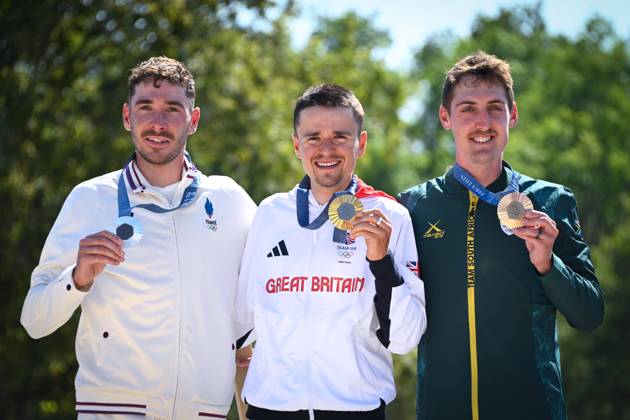 VIctor Koretzky ( FRA ) - Tom Pidcock ( GBR ) and Alan Hatherly ( GBR ) celebrate with medals during the 2024 Olympics Games Cycling Mountain Bike at Elancourt Hill on July 29, 2024 in Paris, France. ( Photo by federico pestellini DPPI Panoramic ) - JO 2024 : VTT - Jeux Olympiques 2024 - Paris2024 - Paris - 29 07 2024 DPPI Panoramic 